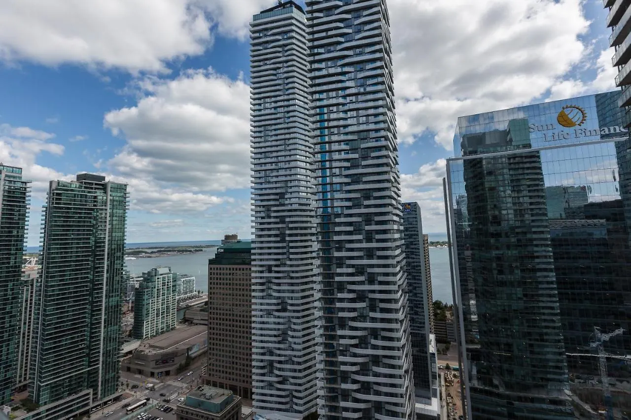 Applewood Suites - 3 Bdrm Ent. District Toronto 4*,  Kanada