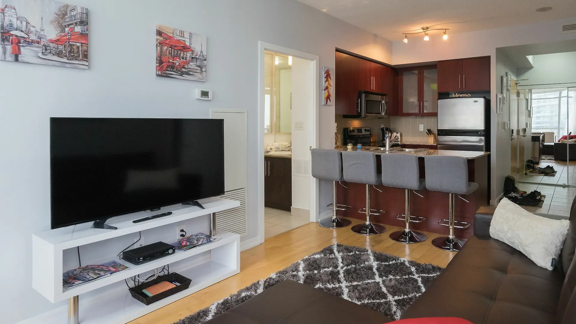 Applewood Suites - 3 Bdrm Ent. District Toronto 4*,  Kanada