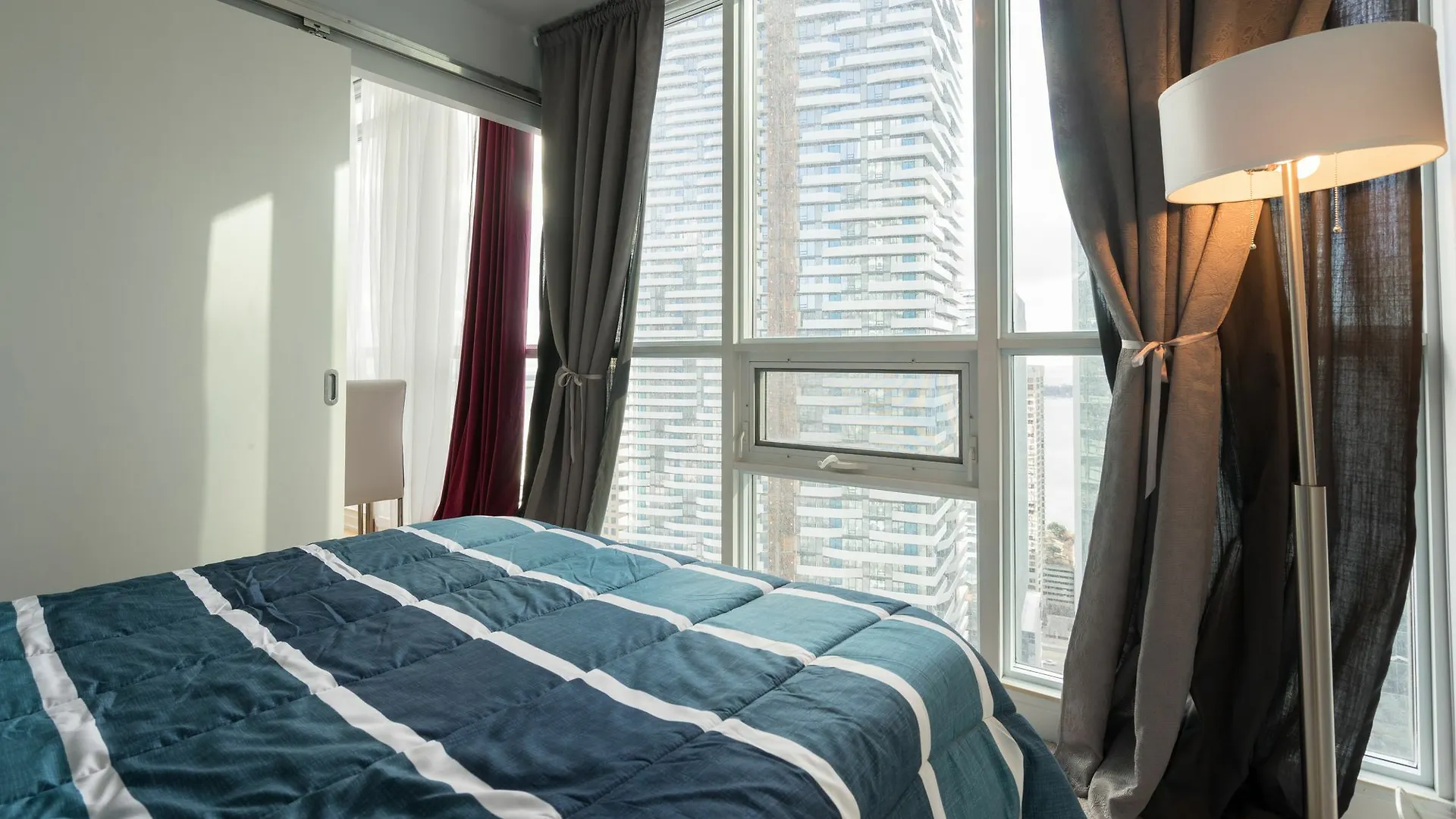 Applewood Suites - 3 Bdrm Ent. District Toronto 4*,  Kanada