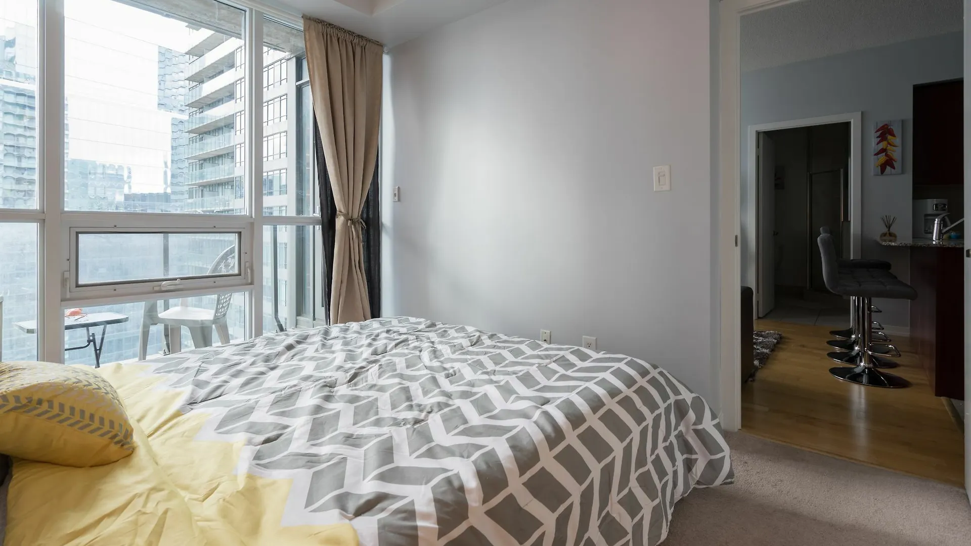 Applewood Suites - 3 Bdrm Ent. District Toronto