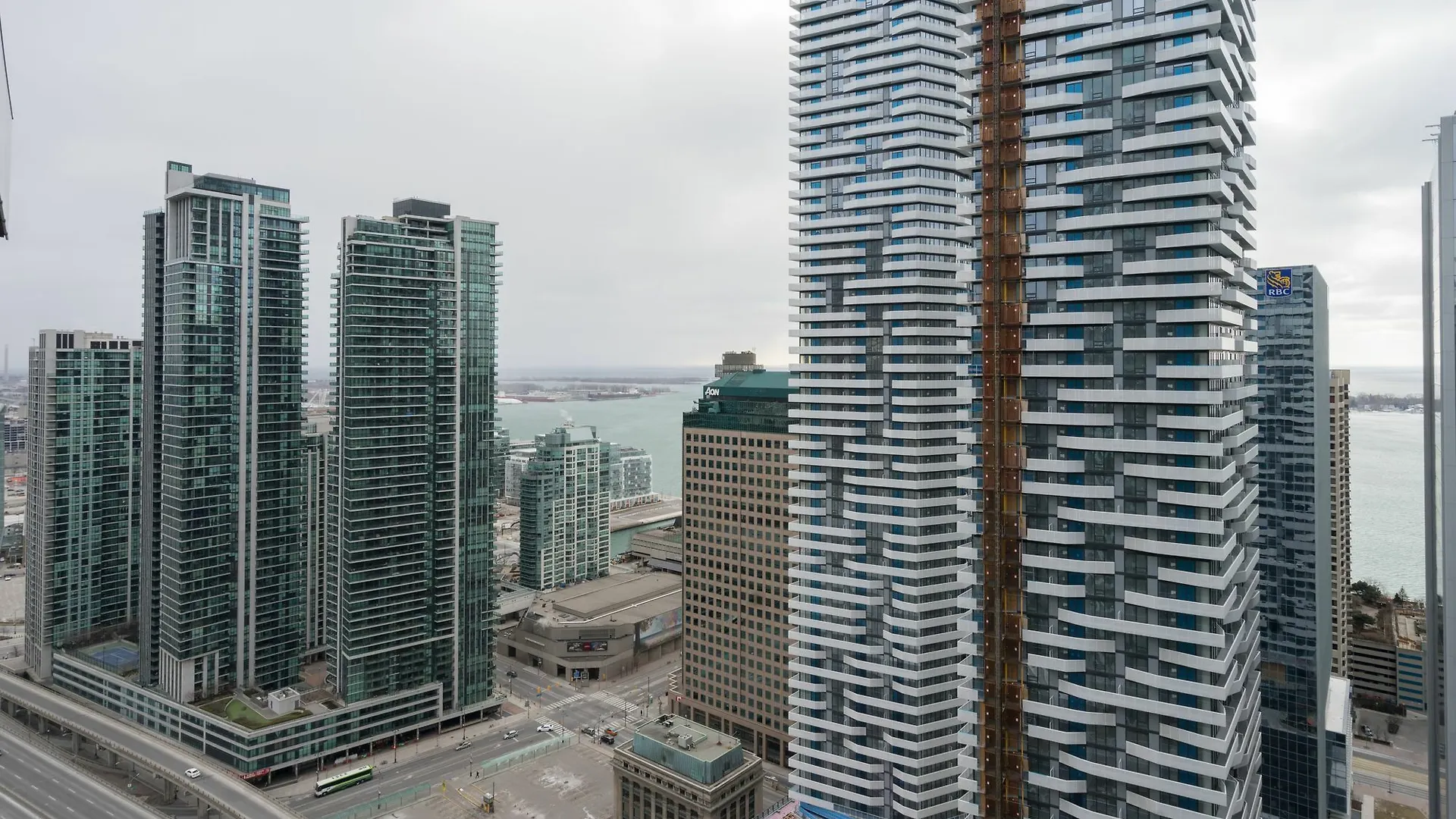 Applewood Suites - 3 Bdrm Ent. District Toronto